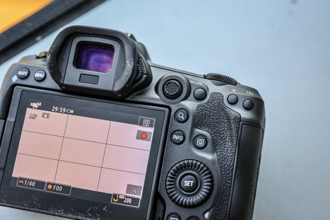 Cận cảnh EOS R5 - Mẫu máy ảnh mạnh nhất của Canon mới về Việt Nam ảnh 10