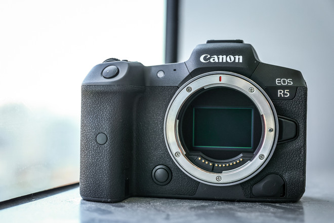 Cận cảnh EOS R5 - Mẫu máy ảnh mạnh nhất của Canon mới về Việt Nam ảnh 3