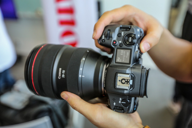 Cận cảnh EOS R5 - Mẫu máy ảnh mạnh nhất của Canon mới về Việt Nam ảnh 15