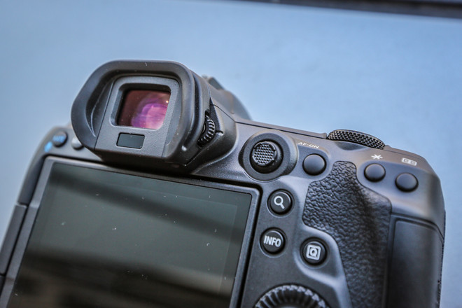 Cận cảnh EOS R5 - Mẫu máy ảnh mạnh nhất của Canon mới về Việt Nam ảnh 8