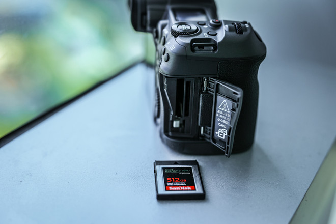 Cận cảnh EOS R5 - Mẫu máy ảnh mạnh nhất của Canon mới về Việt Nam ảnh 12