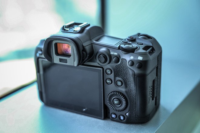 Cận cảnh EOS R5 - Mẫu máy ảnh mạnh nhất của Canon mới về Việt Nam ảnh 7