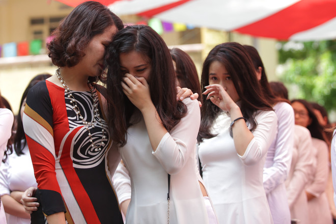 Học sinh Việt Đức ôm nhau khóc chia tay tuổi học trò ảnh 12