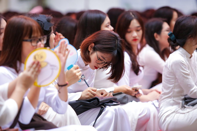 Học sinh Việt Đức ôm nhau khóc chia tay tuổi học trò ảnh 8