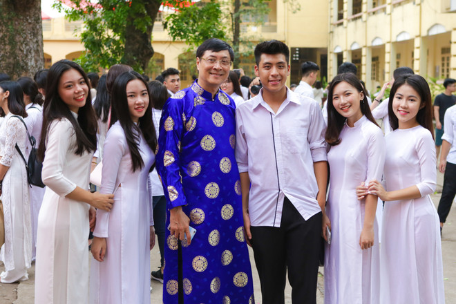 Học sinh Việt Đức ôm nhau khóc chia tay tuổi học trò ảnh 7