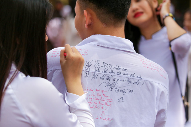 Học sinh Việt Đức ôm nhau khóc chia tay tuổi học trò ảnh 4