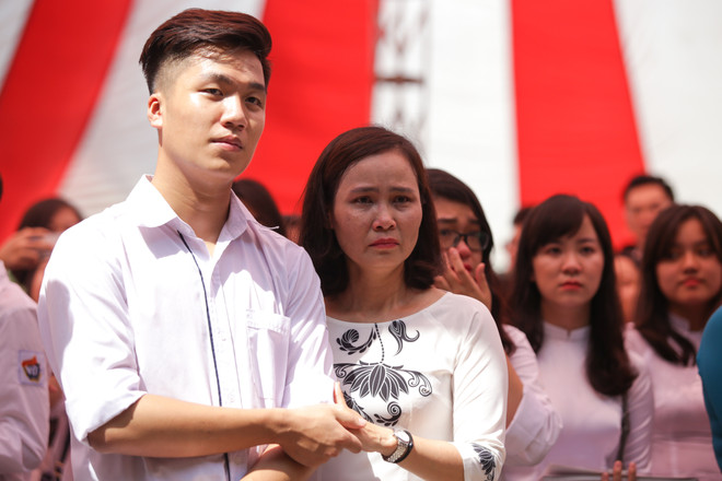 Học sinh Việt Đức ôm nhau khóc chia tay tuổi học trò ảnh 11