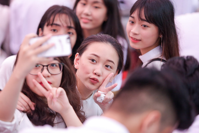 Học sinh Việt Đức ôm nhau khóc chia tay tuổi học trò ảnh 5