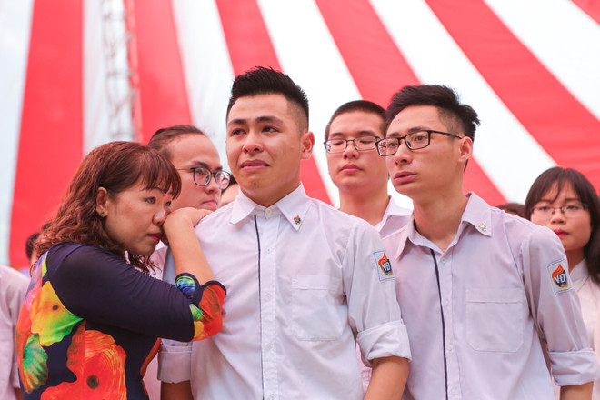 Học sinh Việt Đức ôm nhau khóc chia tay tuổi học trò ảnh 1