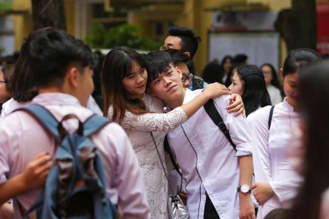 Học sinh Việt Đức ôm nhau khóc chia tay tuổi học trò ảnh 18