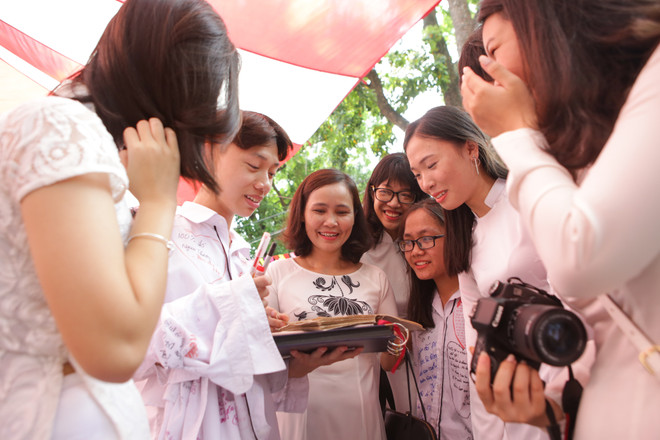 Học sinh Việt Đức ôm nhau khóc chia tay tuổi học trò ảnh 10