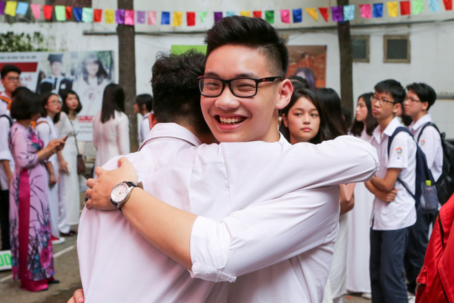 Học sinh Việt Đức ôm nhau khóc chia tay tuổi học trò ảnh 19