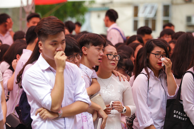 Học sinh Việt Đức ôm nhau khóc chia tay tuổi học trò ảnh 13