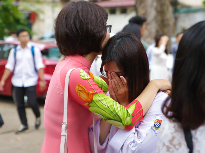 Học sinh Việt Đức ôm nhau khóc chia tay tuổi học trò ảnh 15