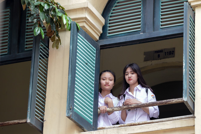 Học sinh Việt Đức ôm nhau khóc chia tay tuổi học trò ảnh 16