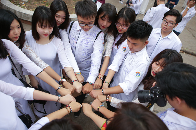 Học sinh Việt Đức ôm nhau khóc chia tay tuổi học trò ảnh 9