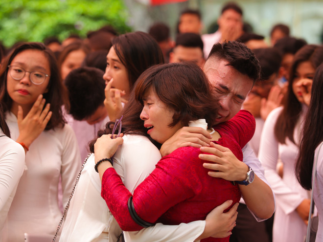 Học sinh Việt Đức ôm nhau khóc chia tay tuổi học trò ảnh 14