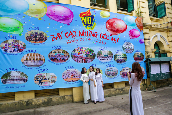 Học sinh Việt Đức ôm nhau khóc chia tay tuổi học trò ảnh 3