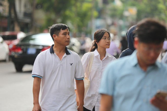 Hình ảnh các thí sinh Hà Nội bắt đầu bước vào kỳ thi lớp 10 ảnh 2