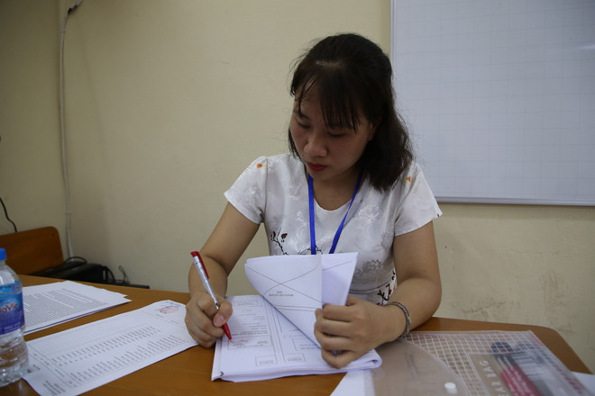 Hình ảnh các thí sinh Hà Nội bắt đầu bước vào kỳ thi lớp 10 ảnh 8