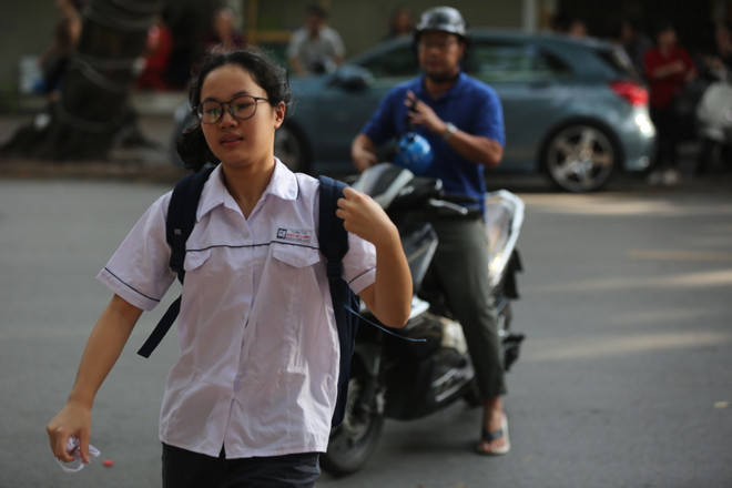 Hình ảnh các thí sinh Hà Nội bắt đầu bước vào kỳ thi lớp 10 ảnh 4