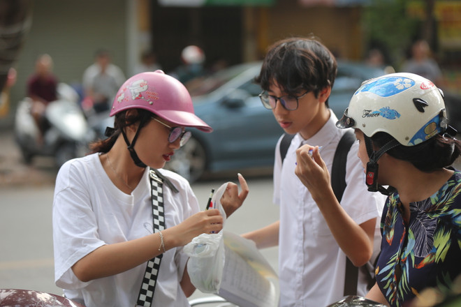 Hình ảnh các thí sinh Hà Nội bắt đầu bước vào kỳ thi lớp 10 ảnh 3