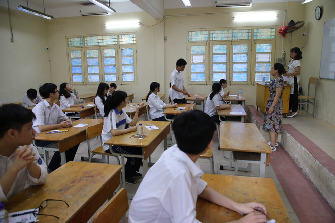 Hình ảnh các thí sinh Hà Nội bắt đầu bước vào kỳ thi lớp 10 ảnh 9