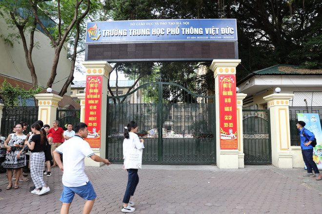 Hình ảnh các thí sinh Hà Nội bắt đầu bước vào kỳ thi lớp 10 ảnh 1