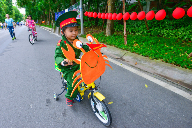 Hàng trăm thiếu nhi diễu hành bằng xe đạp tự chế dịp Trung thu ảnh 7