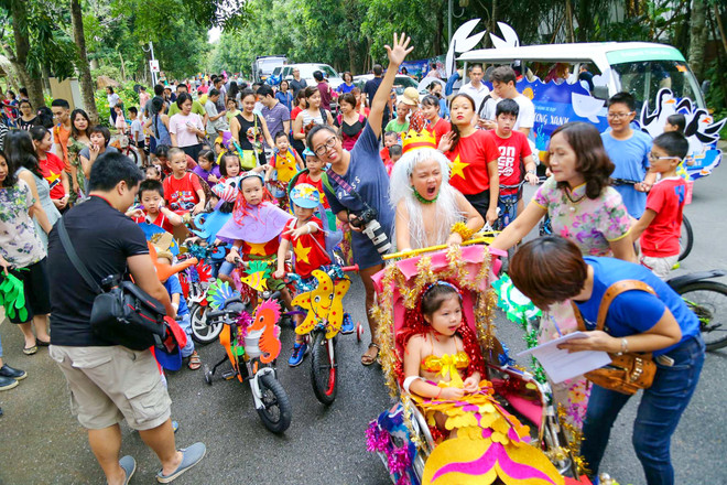 Hàng trăm thiếu nhi diễu hành bằng xe đạp tự chế dịp Trung thu ảnh 2