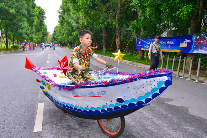 Hàng trăm thiếu nhi diễu hành bằng xe đạp tự chế dịp Trung thu ảnh 8