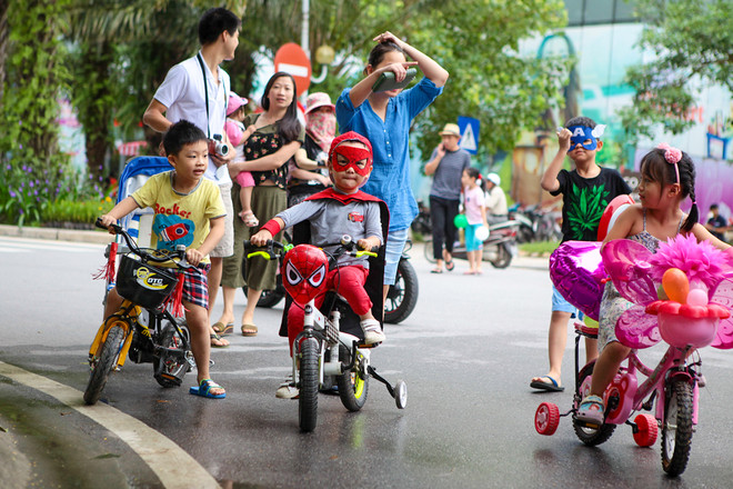 Hàng trăm thiếu nhi diễu hành bằng xe đạp tự chế dịp Trung thu ảnh 4