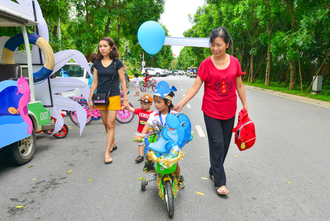 Hàng trăm thiếu nhi diễu hành bằng xe đạp tự chế dịp Trung thu ảnh 11