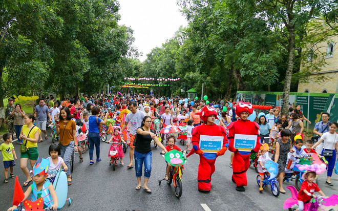 Hàng trăm thiếu nhi diễu hành bằng xe đạp tự chế dịp Trung thu ảnh 1
