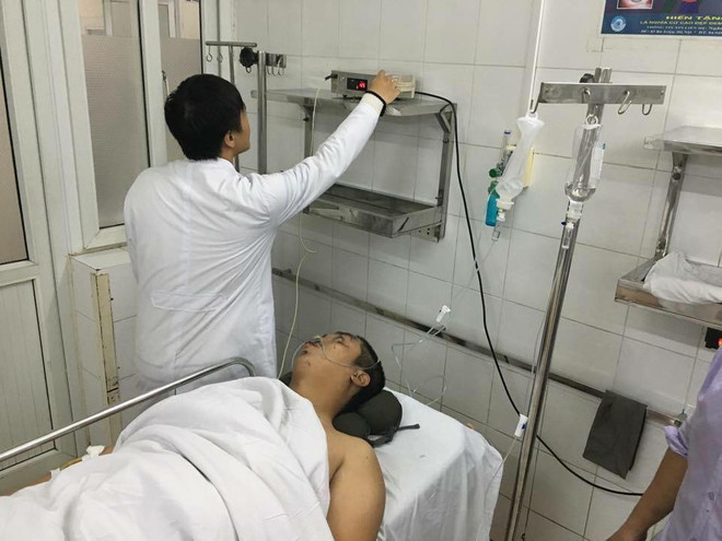 Trích xuất camera làm rõ vụ CSGT bị xe tải kéo lê trên phố ảnh 1