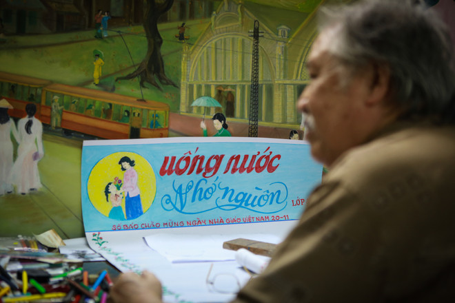 Chuyện ông họa sỹ già 20 năm làm "nghề" vẽ báo tường ở Thủ đô ảnh 3