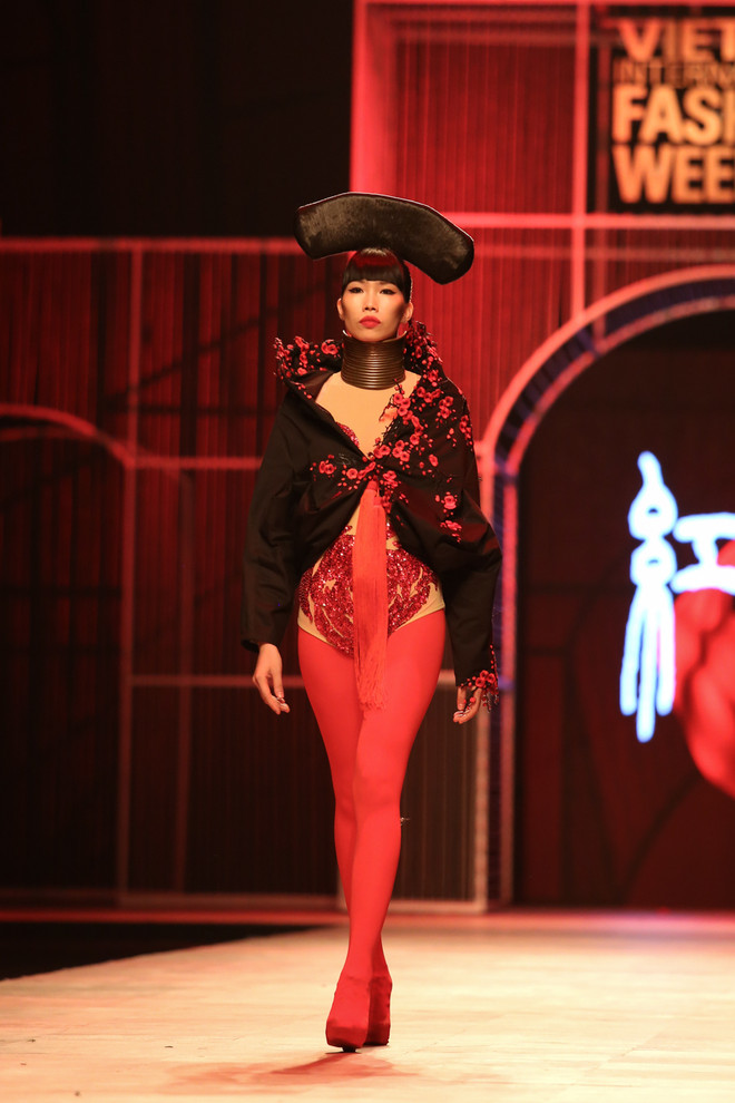 Chiêm ngưỡng bộ sưu tập nhuốm màu sắc cung đình của Frederick Lee ảnh 1