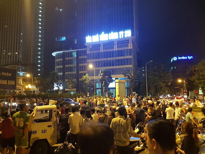 Hà Nội: Cột sắt từ công trường rơi xuống đường, cô gái trẻ tử vong ảnh 2