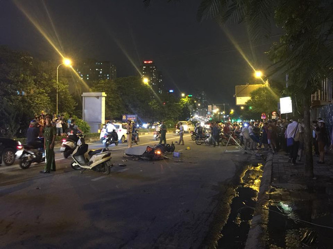 Hà Nội: Cột sắt từ công trường rơi xuống đường, cô gái trẻ tử vong ảnh 1