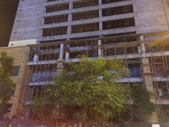 Hà Nội: Cột sắt từ công trường rơi xuống đường, cô gái trẻ tử vong ảnh 3