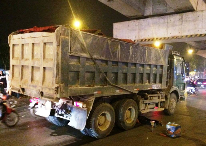 Hà Nội: Một người đàn ông chết thảm dưới bánh xe “Hổ vồ” ảnh 1