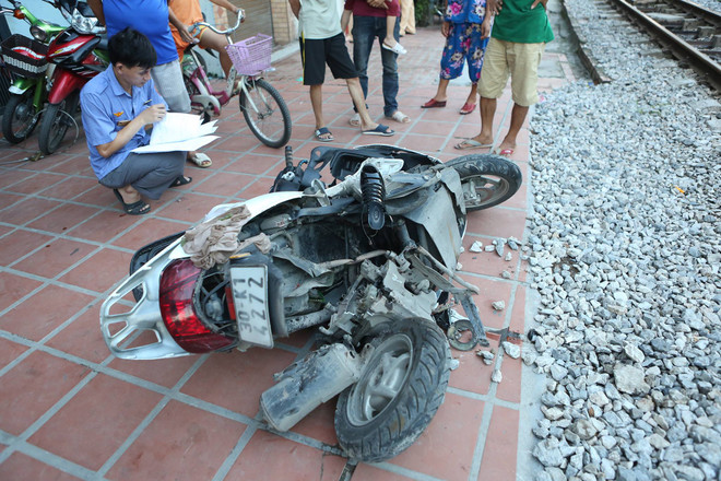 Băng qua đường sắt đột ngột, người phụ nữ bị kéo lê hàng trăm mét ảnh 2