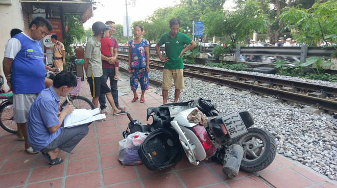 Băng qua đường sắt đột ngột, người phụ nữ bị kéo lê hàng trăm mét ảnh 5