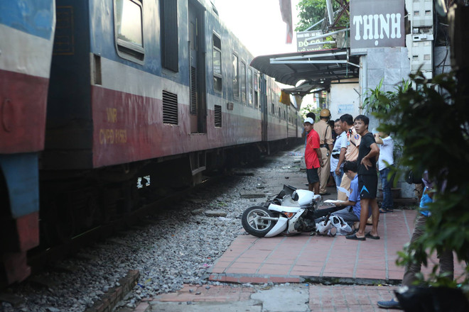 Băng qua đường sắt đột ngột, người phụ nữ bị kéo lê hàng trăm mét ảnh 1