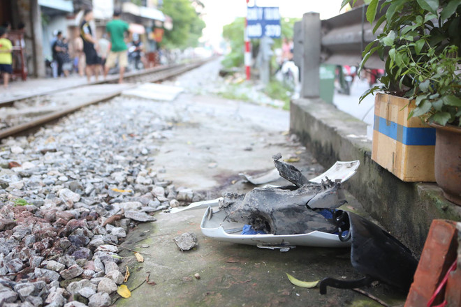 Băng qua đường sắt đột ngột, người phụ nữ bị kéo lê hàng trăm mét ảnh 3