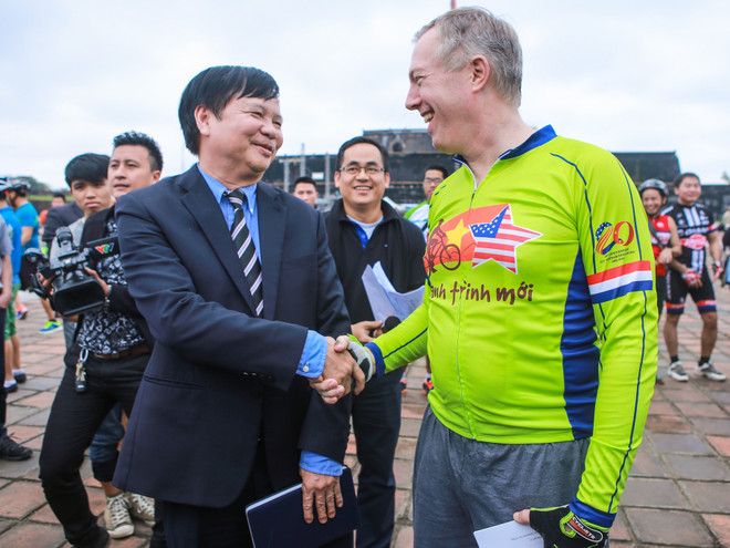 Đại sứ Mỹ đã về đích trong chuyến đạp xe xuyên Việt dài 840km ảnh 1
