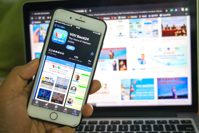Ứng dụng VOV Bacsi24 cũng có mặt tại kho ứng dụng CH Play hoặc Apple Store. (Ảnh: Minh Sơn/Vietnam+) Miễn phí tư vấn sức khỏe cho người dân cả nước qua VOV bacsi24 ảnh 1