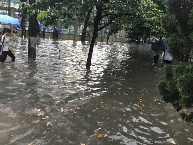 Đường phố nhiều quận nội thành Hà Nội thành "sông" sau cơn mưa lớn ảnh 6