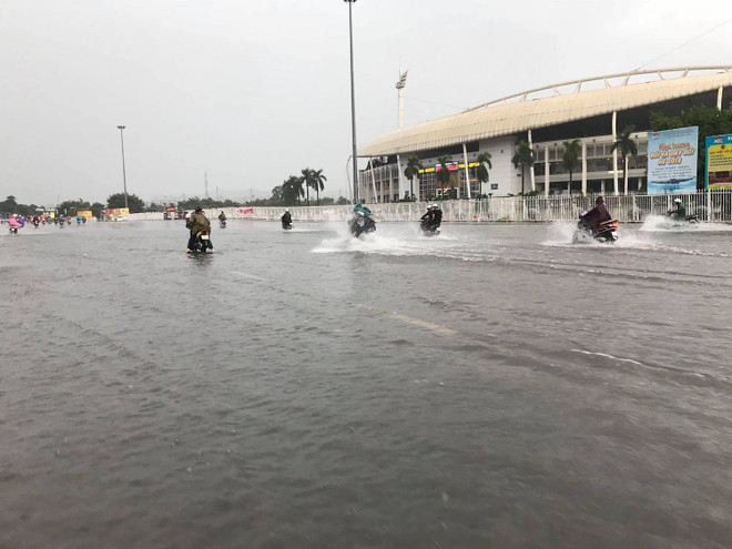 Đường phố nhiều quận nội thành Hà Nội thành "sông" sau cơn mưa lớn ảnh 2
