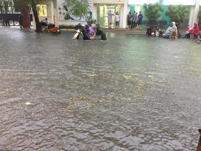 Đường phố nhiều quận nội thành Hà Nội thành "sông" sau cơn mưa lớn ảnh 11